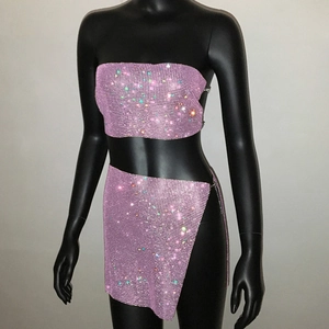 Detail eines rosa Strass-Zweiteilers mit Bandeau-Top und Minirock mit Seitenschlitz