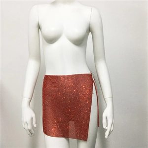 Détail de la mini-jupe orange à strass avec fente latérale sexy pour les soirées