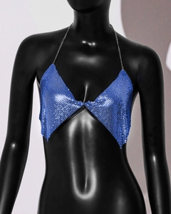 Détail d'un haut dos nu à paillettes bleues avec texture maille brillante pour soirées