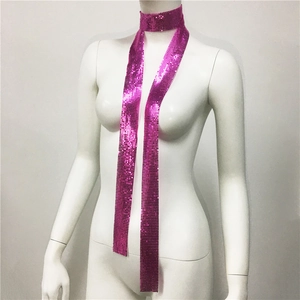 Dettaglio della sciarpa collana con paillettes metalliche rosa fucsia su un manichino