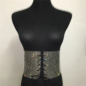 Détail de la ceinture corset avec strass argentés denses et lacets de serrage réglables