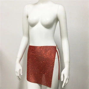Vue détaillée de la mini-jupe en mesh à strass rouges avec fente latérale et chaîne métal