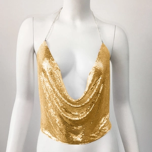Détail du haut licou à paillettes dorées avec décolleté en V profond et fines chaînes en métal