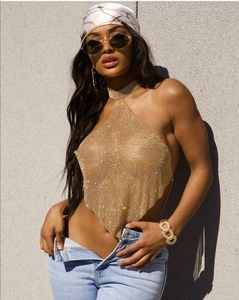 Detail von goldenem Neckholder-Top mit glitzerndem Metallnetz und asymmetrischem Saum