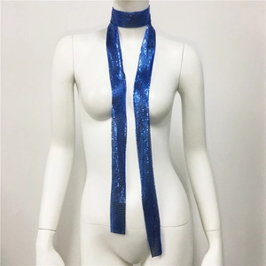 Dettaglio della sciarpa choker blu con paillettes metalliche e riflessi in stile Y2K
