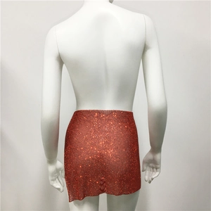 Détail d'une mini-jupe en résille rouge à strass avec fente latérale vue de dos