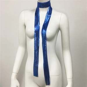 Dettaglio della sciarpa a rete con paillettes blu reale su manichino da moda bianco
