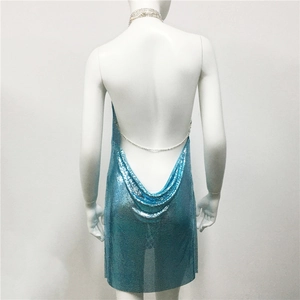 Détail de la robe en maille métallique bleue avec chaînes en strass et dos nu