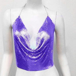 Détail du haut en maille à paillettes violettes avec chaîne de cou argentée