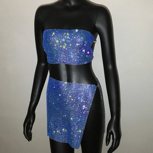 Detail eines blauen Strass-Zweiteilers mit schimmerndem Crop-Top und Minirock mit Seitenschlitz