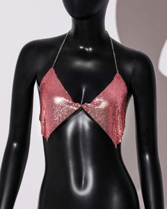 Détail du haut licou à paillettes roses avec texture d'écailles sur mannequin noir