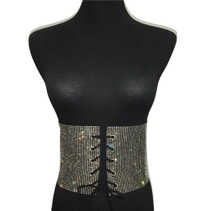 Élégante ceinture à lacets en strass noirs avec cristaux argentés et chaîne