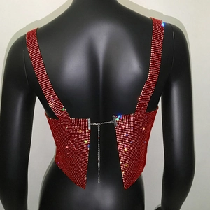Λεπτομέρεια κόκκινου crop top με στρας και πλάτη με λεπτές ασημί αλυσίδες σύνδεσης