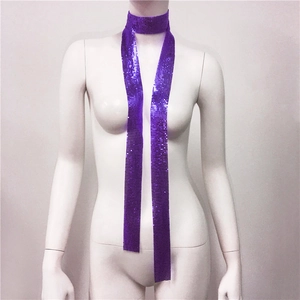 Dettaglio del choker a rete con paillettes metalliche viola su un manichino bianco