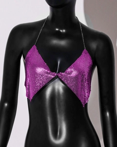 Détail d'un haut licou en cotte de mailles rose vif avec des sequins métalliques