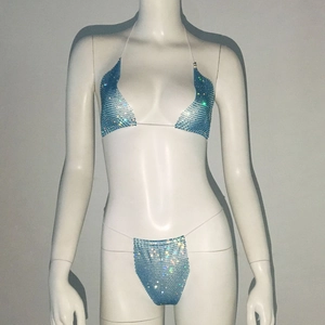 Detailansicht hellblauer Strass-Bikini mit Kristallträgern für glamouröse Strandpartys