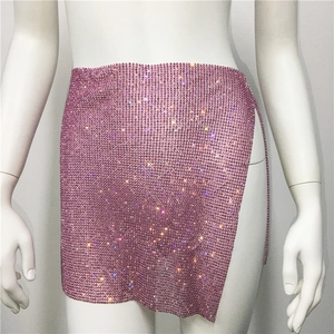 Détail d'une jupe portefeuille rose en maille strassée avec cristaux brillants