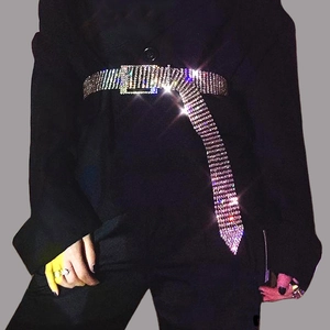Ceinture scintillante en strass avec boucle métallique sur costume noir élégant