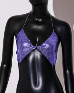 Détail du haut dos nu à paillettes violettes avec texture en maille métallique brillante