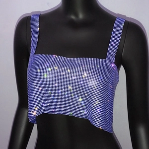 Λεπτομέρεια από αστραφτερό μωβ crop top με στρας και φαρδιές τιράντες ώμου