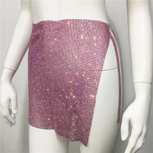 Détail de mini-jupe en résille à strass roses avec cristaux brillants et zip en métal