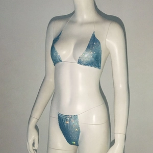 Nahaufnahme von funkelndem himmelblauem Strass-Netzgewebe auf einem Halter-Bikini