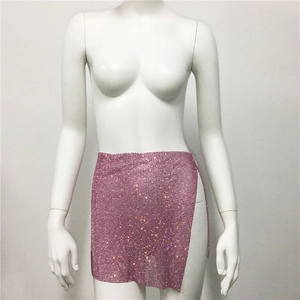 Détail d'une mini-jupe rose en strass avec fente latérale sur un mannequin blanc