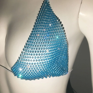 Detail eines himmelblauen Strass-Bikini-Tops mit weißen Nacken- und Rückenbändern