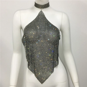 Detailaufnahme der glitzernden Strass-Netz-Struktur dieses sexy Neckholder-Party-Tops