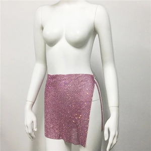 Gros plan détaillé de la jupe en maille strass rose avec fente latérale haute