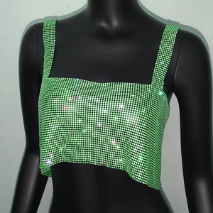 Λεπτομέρεια από νέον πράσινο crop top με στρασάκια και γυαλιστερές φαρδιές τιράντες