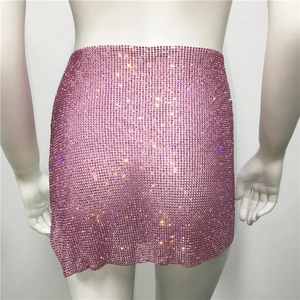 Détail de la mini-jupe en résille rose à strass montrant les cristaux scintillants
