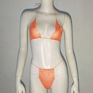 Detail eines hellorangen Strass-Netz-Bikinis mit Neckholder-Top und glitzernder Textur