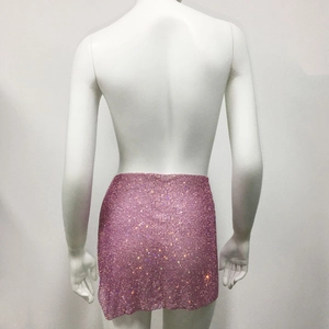 Vue détaillée de la mini-jupe rose à strass avec texture métallique en maille au dos