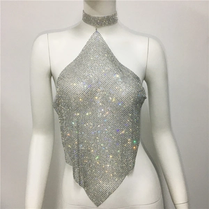 Detail eines silbernen Strass-Halterneck-Tops mit Glitzernetz und integriertem Choker