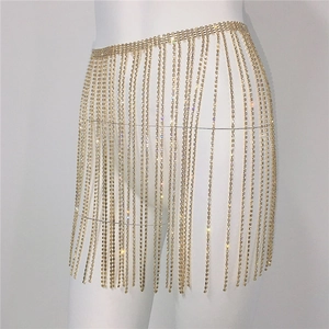 Detailansicht der goldenen Strass-Taillenkette mit lagigem Kristall-Fransen-Design