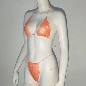 Nahaufnahme des hellorangen Bikinis mit dichten Strasssteinen und Neckholder