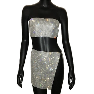 Funkelndes silbernes Set aus Metallgewebe mit Bandeau-Top und Minirock mit Seitenschlitz