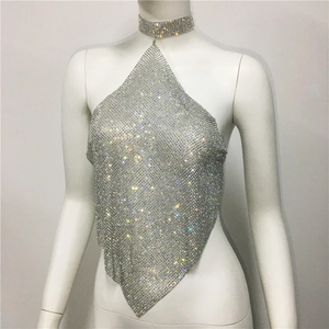 Detail von silbernem Strass-Mesh-Neckholder-Top mit passendem Choker und Saum