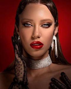 Nahaufnahme von glitzerndem Choker mit Quastenohrringen und Spitzenhandschuhen für Gala