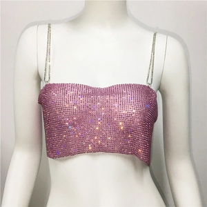 Détail du haut court en strass rose scintillant avec de fines bretelles brillantes