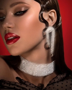Detail von silbernem Choker und Quastenohrringen mit funkelnden weißen Strasssteinen