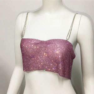 Vue macro du crop top en strass roses avec cristaux scintillants et bretelles en métal
