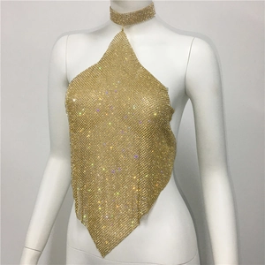 Detailansicht des goldenen Neckholder-Tops mit kristallbesetztem Metallgewebe auf Schneiderpuppe