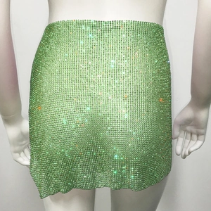 Vue détaillée de la texture en maille strass vert sur la mini-jupe sexy fendue
