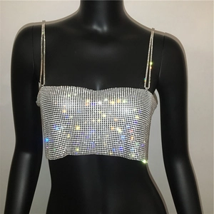 Vue détaillée du crop top argenté orné de strass brillants sur un mannequin noir de soirée