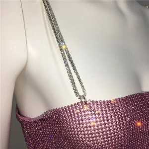 Détail du haut en maille strass rose avec bretelles chaîne diamant pour fête