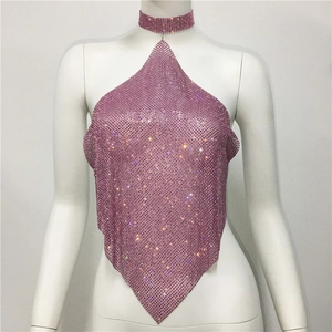 Details des pinkfarbenen Neckholder-Tops mit Strasssteinen und passendem Halsband