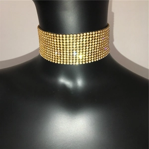 Nahaufnahme des breiten Gold-Chokers mit mehreren Reihen funkelnder Strasssteine