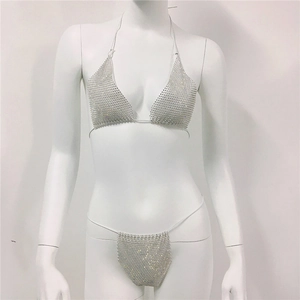 Detailansicht eines glitzernden silbernen Strass-Bikini-Sets für Strandpartys